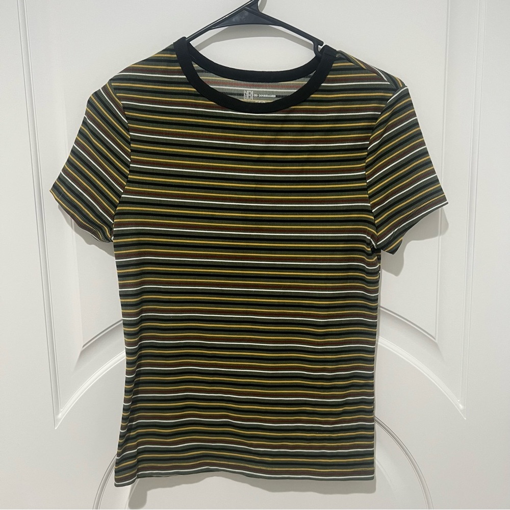 Nobo top. Cute striped style top💚